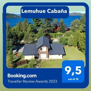 una casa en una colina con un lago en Lemuhue Cabaña en San Carlos de Bariloche