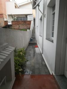 um corredor vazio de um edifício com uma escada em Casa no Centro de Serra Negra em Serra Negra