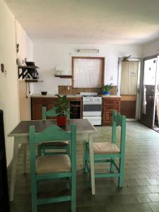 cocina con mesa y sillas en una habitación en Hostel Monte Grande en Monte Grande