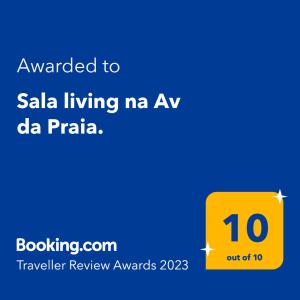 una señal amarilla con el texto quería saala viva ma ay va paza en Sala living na Av da Praia., en Santos