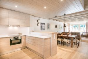a kitchen and dining room with a dining table at Casa Eth Mur by Totiaran in Naut Aran