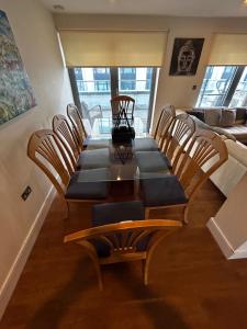 a dining room with a table and chairs at Modern&Large 3bed 3Bath Central London Air-Con Hyde Park in London