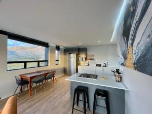 una cucina e una sala da pranzo con una grande finestra di Escape to Pringle a Pringle Bay