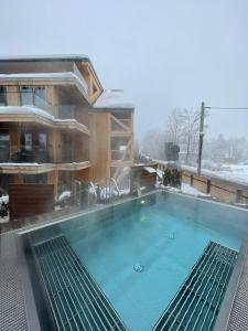 basen na dachu budynku w śniegu w obiekcie Apartament Morskie Oko Odkryj Zakopane w Zakopanem