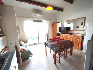 Kuchyňa alebo kuchynka v ubytovaní ONDINES II Joli T2 mezzanine climatisé Richelieu ONDINES II Cap d'Agde