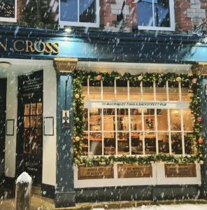 a store front in the snow w obiekcie The Golden Cross w mieście Cirencester