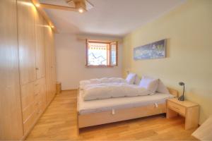 1 dormitorio con cama y ventana. en Aramis 1 en Leukerbad