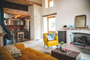 salon z kanapą i kominkiem w obiekcie Eco lodge Carbonaccio w mieście Chiatra