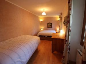 een kleine slaapkamer met een bed in een kamer bij Appartement Annecy, 3 pièces, 4 personnes - FR-1-432-63 in Annecy