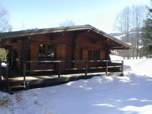 梅傑夫的住宿－Chalet Megève, 3 pièces, 4 personnes - FR-1-453-255，小木屋前面有雪