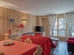 Televisyen dan/atau pusat hiburan di Appartement Confortable 1 Chambre à Megève, Proche Centre avec Piscine et Parking - FR-1-453-125