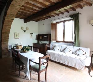 1 dormitorio con 1 cama, mesa y sillas en Agriturismo San Gallo, en Montepulciano