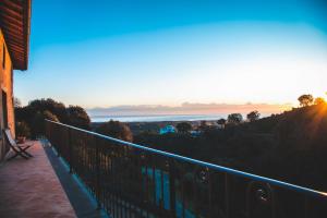 Chiatra的住宿－Eco lodge Carbonaccio，房屋的阳台享有海景。