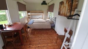 1 dormitorio con cama, mesa y escritorio en Natuurpoort van Loon, en Loon op Zand