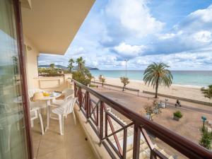 balcón con mesa y sillas y vistas a la playa en Prope Mare Apartamentos, en Cala Millor