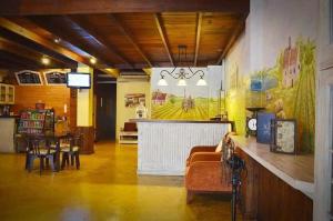 eine Lobby mit einer Bar, einem Tisch und Stühlen in der Unterkunft The Colored House Jomtien in Jomtien Beach