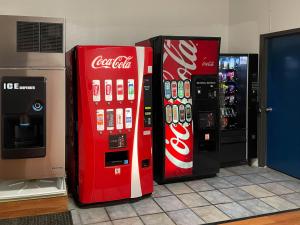 duas máquinas de venda automática de coca-cola estão ao lado uma da outra em Studio 6 Houston TX Brookhollow em Houston