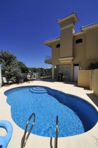 een groot blauw zwembad voor een huis bij Pelican Perch-Four bedroom heated pool oceanfront home in Melbourne Beach