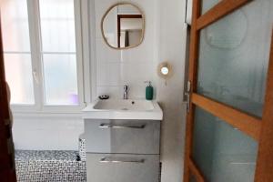 a bathroom with a sink and a mirror at DIEPPE au coeur du cville-Calme avec balcon in Dieppe