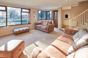 sala de estar con 2 sofás, sofá y silla en Host & Stay - The Chimneys en Alnmouth