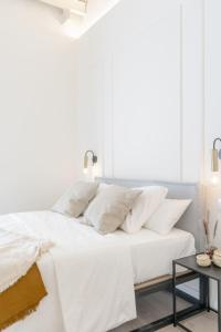 Łóżko lub łóżka w pokoju w obiekcie Suites Alfonso X