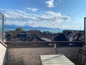 une vue sur l'eau depuis le toit d'un bâtiment dans l'établissement Beauregard attique, à Lausanne