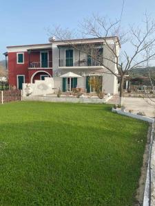 Vonkajšia záhrada v ubytovaní Nikilein's House, διαμέρισμα 150μ απο την παραλία