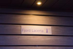 Galeriebild der Unterkunft Hausboot Fjord Lacerta mit Dachterrasse in Wendtorf in Wendtorf