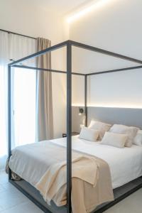 Łóżko lub łóżka w pokoju w obiekcie Suites Alfonso X