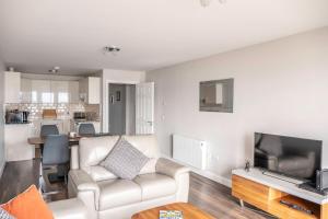 Kuchyň nebo kuchyňský kout v ubytování Galway Bay Sea View Apartments