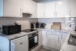 Kuchyň nebo kuchyňský kout v ubytování Galway Bay Sea View Apartments