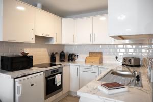 Kuchyň nebo kuchyňský kout v ubytování Galway Bay Sea View Apartments