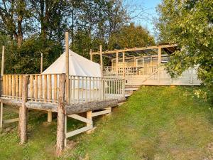 yurta con valla de madera y edificio en STOERbuiten lodge Les Charmes en Pech Sec