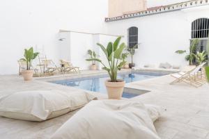 Bazén v ubytování Suites Alfonso X nebo v jeho okolí