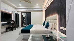 Llit o llits en una habitació de Hotel Baba Deluxe near New Delhi Railway Station and City Center -By RCG Hotels