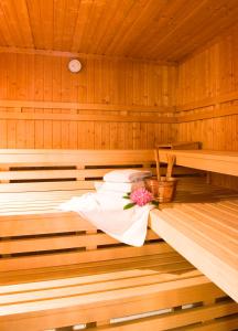 a wooden sauna with a flower on the edge of it at Aparthotel Friesenhof in Wenningstedt