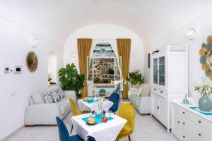 Uma área de estar em Villa Dalu