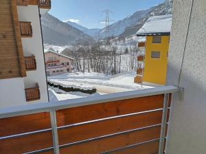 uma varanda com vista para uma montanha coberta de neve em Erli 13 em Leukerbad