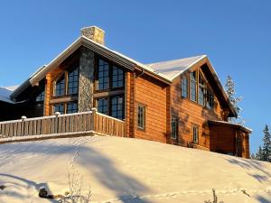 イドレにあるNewly built modern cottage near skiing and golf in Idreの雪の丸太家