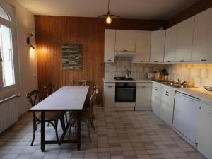 Appartement Annecy, 4 pièces, 6 personnes - FR-1-432-43にあるキッチンまたは簡易キッチン