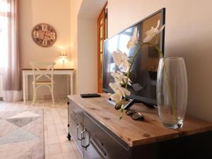 アヌシーにあるAppartement Annecy, 4 pièces, 6 personnes - FR-1-432-43のリビングルーム(テレビ、テーブル上の花瓶付)