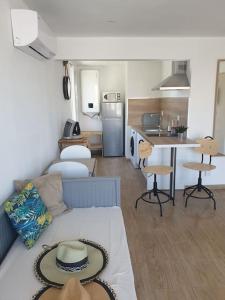 Kuchyň nebo kuchyňský kout v ubytování Studio refait à neuf Ave St Maurice