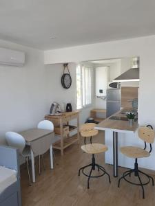 Kuchyň nebo kuchyňský kout v ubytování Studio refait à neuf Ave St Maurice
