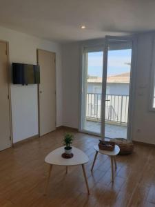 TV a/nebo společenská místnost v ubytování Studio refait à neuf Ave St Maurice