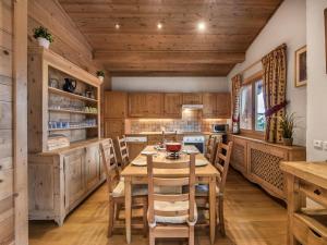 Appartement Megève, 4 pièces, 6 personnes - FR-1-453-6にあるレストランまたは飲食店