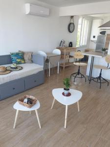 Posezení v ubytování Studio refait à neuf Ave St Maurice