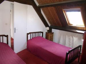 a bedroom with two beds and a window at Maison Sauzon, 4 pièces, 6 personnes - FR-1-418-153 in Sauzon