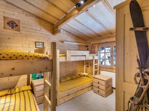 ムジェーヴにあるChalet Megève, 5 pièces, 10 personnes - FR-1-453-10の木造キャビン内のベッドルーム1室(二段ベッド2組付)