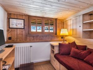TV a/nebo společenská místnost v ubytování Chalet alpin 4 chambres à Megève, près des pistes, exposé plein soleil, pour 10 personnes - FR-1-453-10