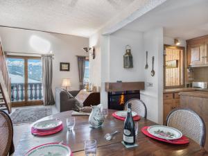 eine Küche und ein Wohnzimmer mit einem Tisch und einem Kamin in der Unterkunft Appartement Megève, 4 pièces, 6 personnes - FR-1-453-17 in Megève